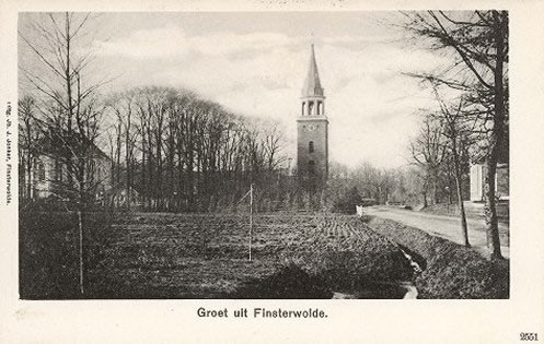 De kerk (links) de toren en de pastorie (rechts) te Finsterwolde rond 1912. (Bron: Ansichtkaart eigen verzameling)